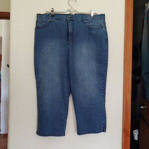 GLORIA VANDERBILT ALL AROUND SLIMMING EFFECT SIZE 16 CAPRI PANTS DENIM WASH